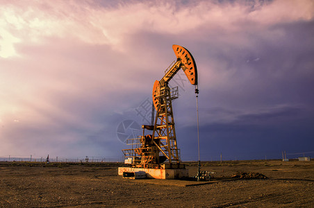 红石新疆克拉玛依油田抽油机磕头机背景