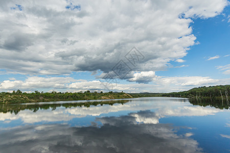 蓝天白云下的湖面图片