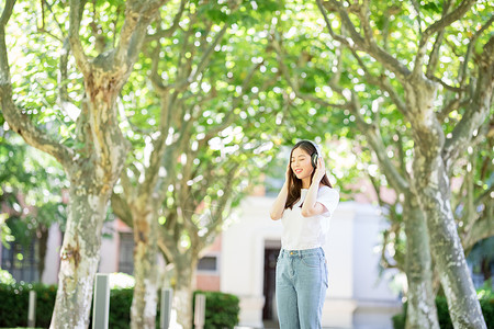 校园电台头戴耳机听音乐的少女背景