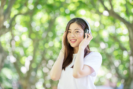 校园电台头戴耳机听音乐的少女背景