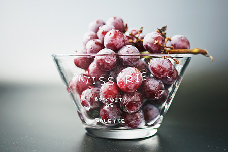 白玻璃盘子里的葡萄背景图片
