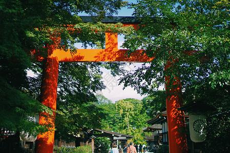 下鸭神社的一个入口大门背景图片