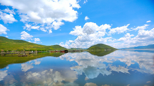 香格里拉市泸沽湖蓝天白云山水倒影美景背景