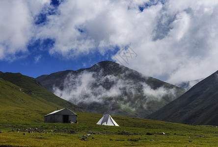 牧民家青海祁连山脉背景