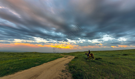 蒙古骑马草原上回家的人背景