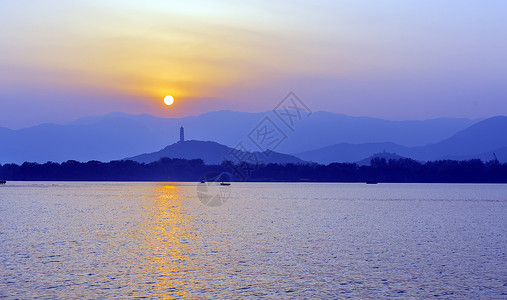 湖面波光颐和园夕阳背景
