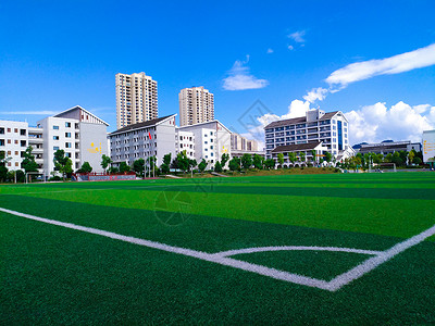 校园足球蓝天白云下的校园操场背景