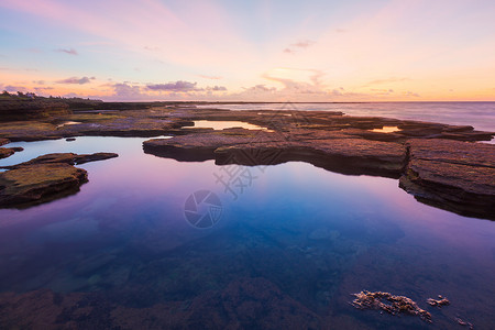 黎明井涠洲岛五彩滩的日出背景
