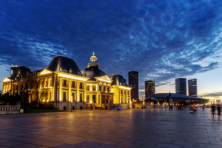 夜色下的城市广场背景图片