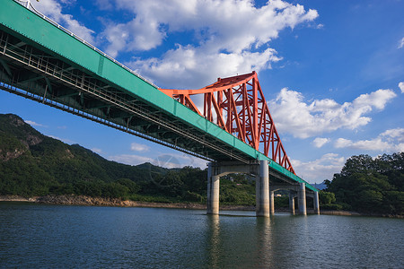 蓝天与红色的高架桥图片