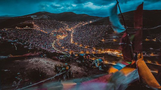 驴人色达全貌夜景背景