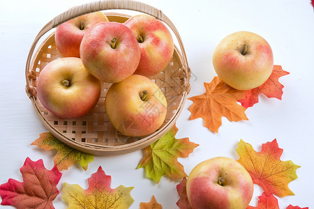 苹果带叶子红苹果高清图片