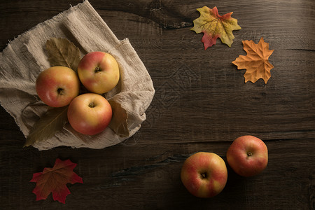 苹果带叶子红苹果高清图片