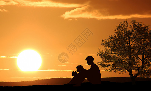 夕阳下的草地夕阳下的父女设计图片