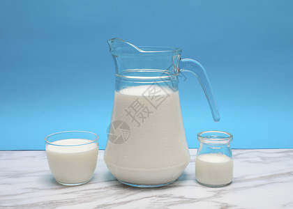 白色玻璃盘子创意玻璃器皿盛放牛奶背景