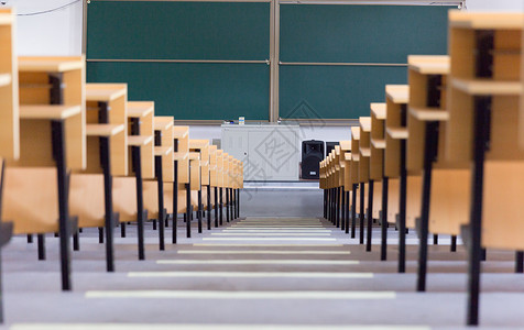 空荡荡的大学教室背景图片