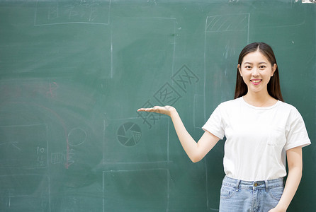 粉笔字素材站在大黑板前思考的老师同学背景