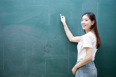 前程似锦粉笔字拿着粉笔站在黑板面前的老师背景