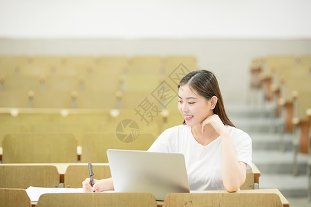 在线就医图片教室里使用笔记本电脑学习的学生背景