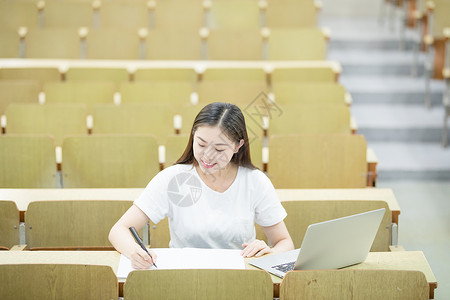 教室里使用笔记本电脑学习的学生图片