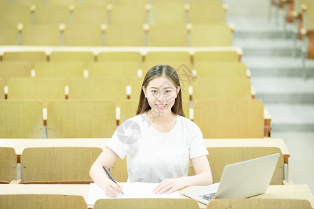 学生使用电脑在线学习图片