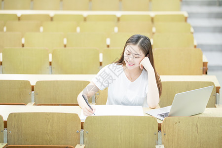 学生使用电脑在线学习背景图片