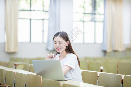 网络大学教室里使用笔记本电脑学习的学生背景