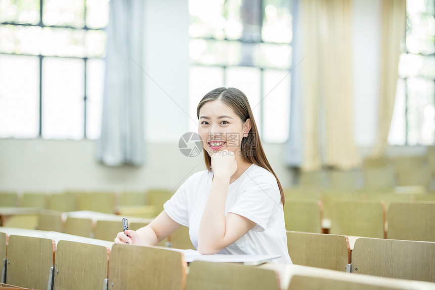 坐在教室里认真学习的大学生图片