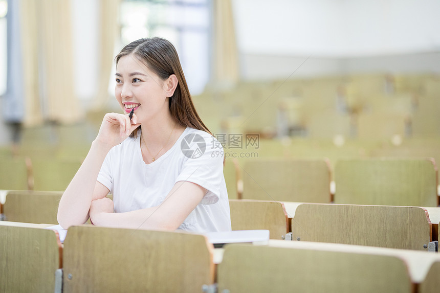 坐在教室里认真学习的大学生图片