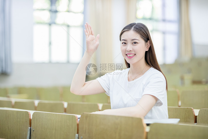 课堂上举手发言的女同学图片