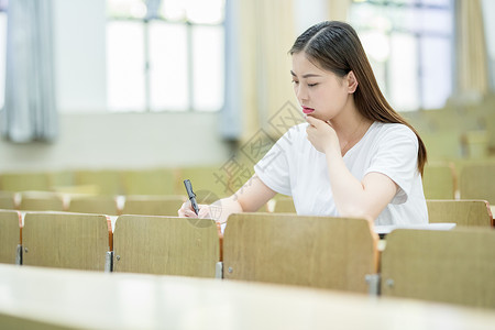 学习压力巨大的学生图片