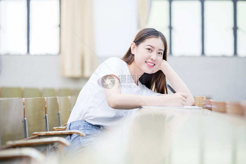 教室里学习自己的女生图片