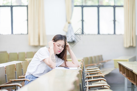 在教室里自习思考的女同学图片在教室里自习思考的女同学背景