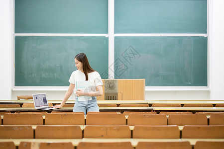 坐在黑板前学习的女学生图片