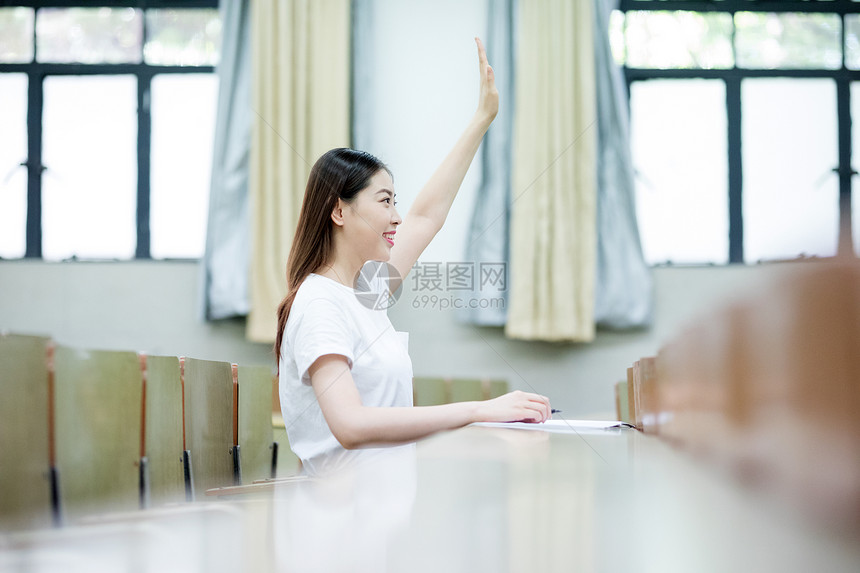 课堂上举手发言的女同学图片