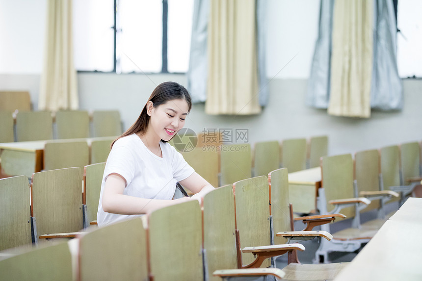 教室里自习学习写字的女大学生图片