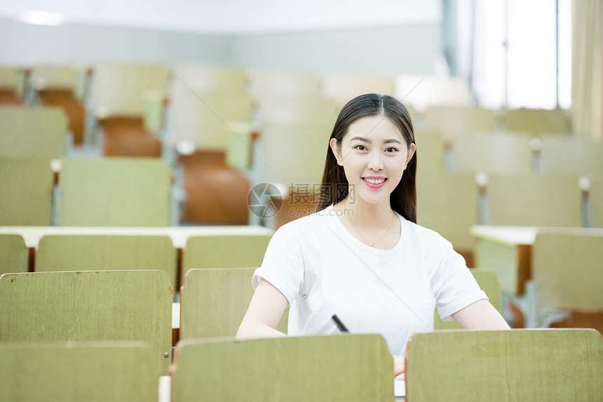 教室里自习学习写字的女大学生图片