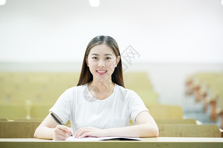 教室里自习学习写字的女大学生图片