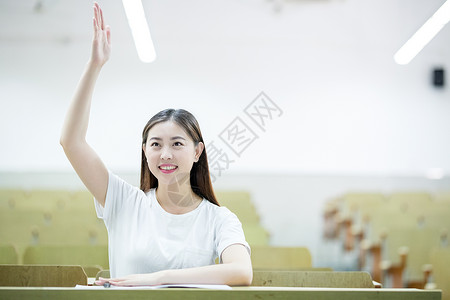 课堂上举手发言的女同学高清图片