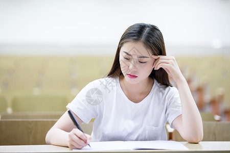 在教室里自习思考的女同学图片在教室里自习思考的女同学背景