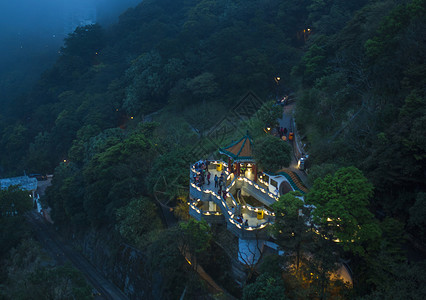 山上的房屋群夜晚山上的建筑背景