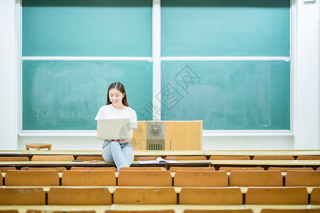 坐在黑板前学习的女学生图片