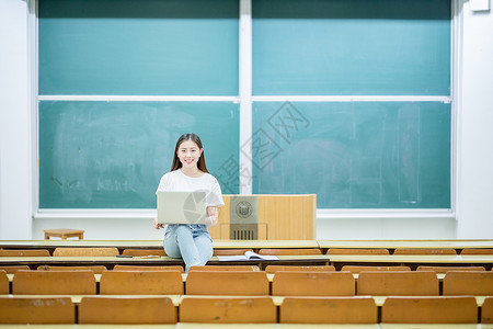 坐在黑板前学习的女学生图片