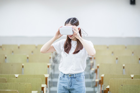 科技演讲在教室头戴VR眼镜体验虚拟现实背景