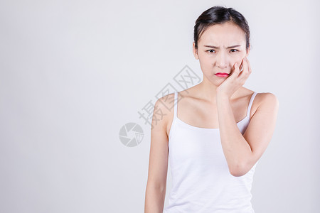 年轻女性牙痛居家女人表现牙疼情绪背景