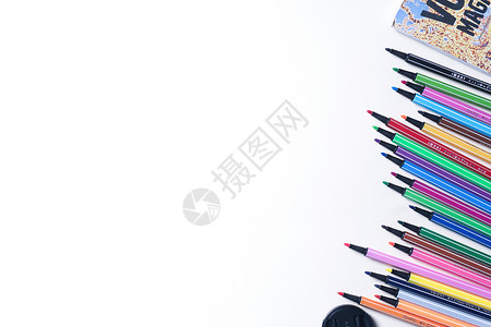 学生用圆珠笔书本和彩色笔背景