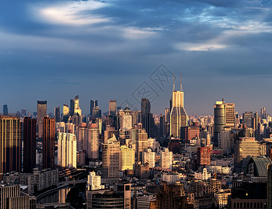 国际性建筑物夕阳下的城市风光与建筑设计背景