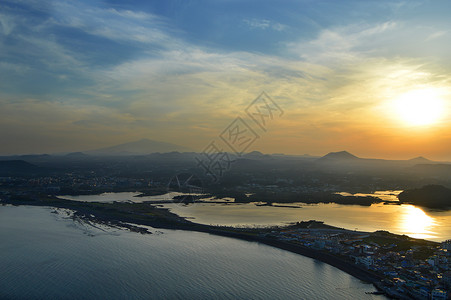 韩国城山日出峰观景台观日落背景图片