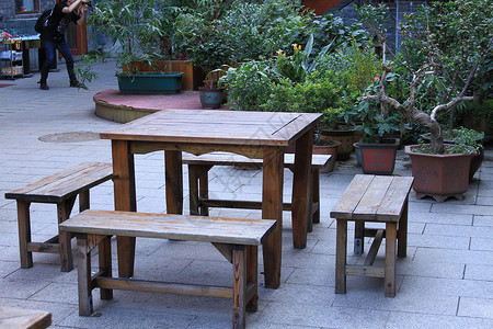 古典庭院里的木桌木椅图片
