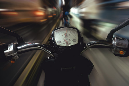 飞驰中的摩托车高清图片
